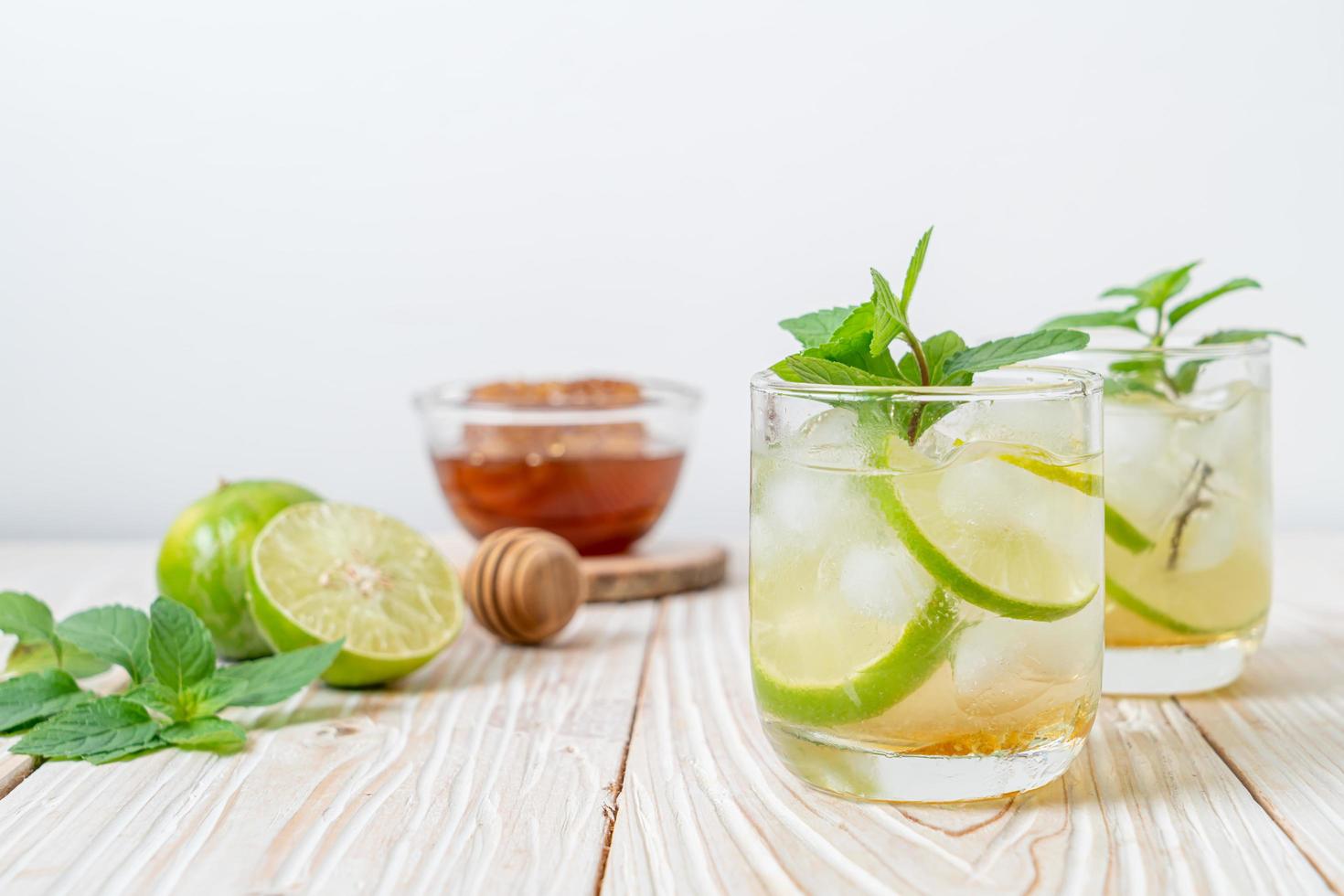 iced honung och lime soda med mynta - uppfriskande drink foto