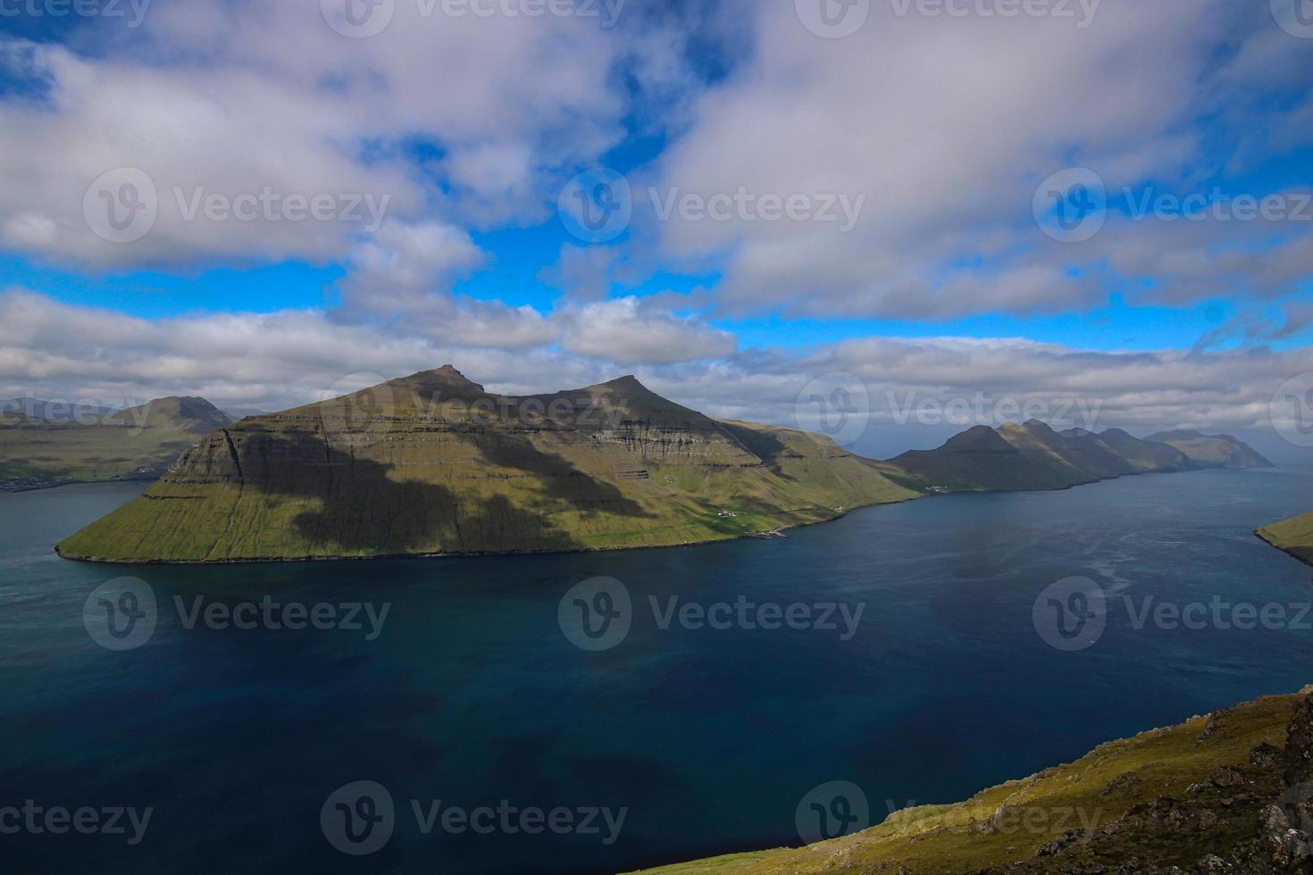 vandra på klakkurberget med en fantastisk, panoramautsikt och naturskönt fjordlandskap över Färöarna foto