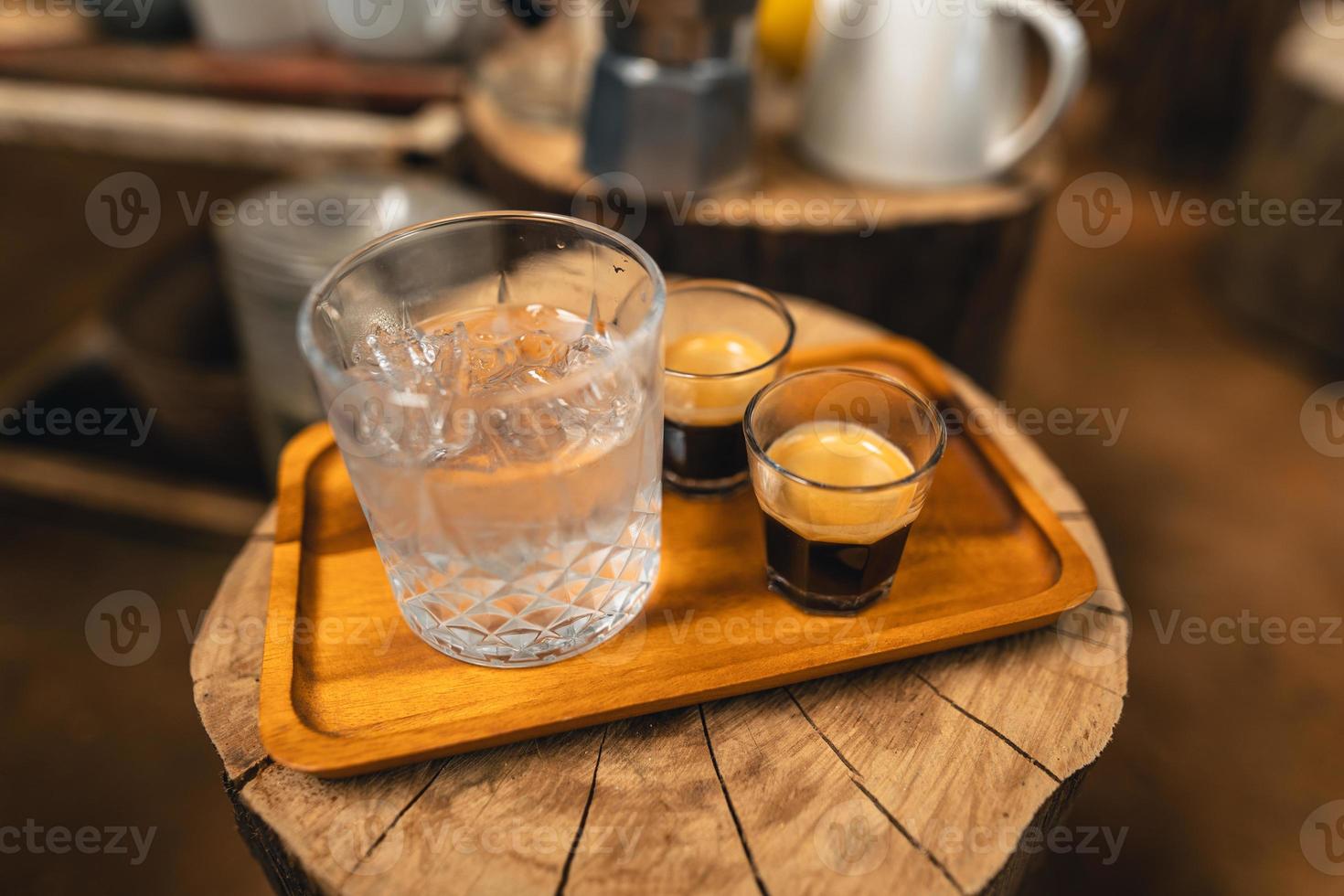 laga kaffe från maskinen hemma, espressokaffe göra kaffe från maskinen hemma foto