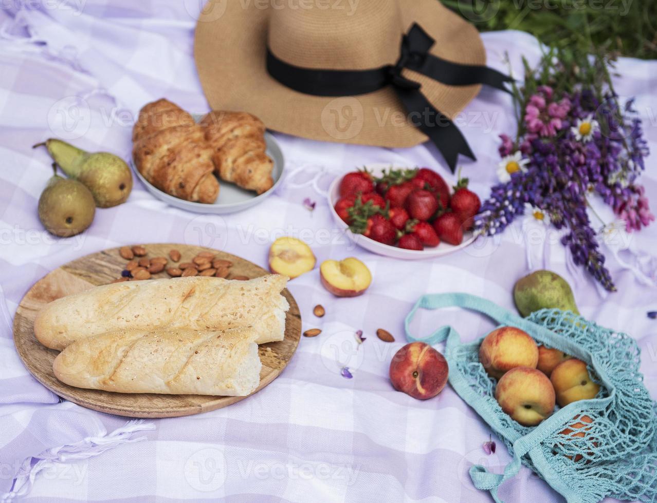 romantisk picknickplats på sommardag foto