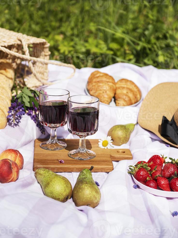 romantisk picknickplats på sommardag foto