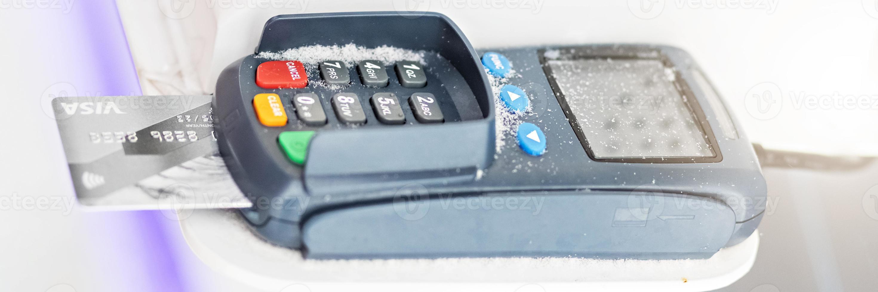 betalning med ett bankkreditkort via en betalningsterminal. banner foto