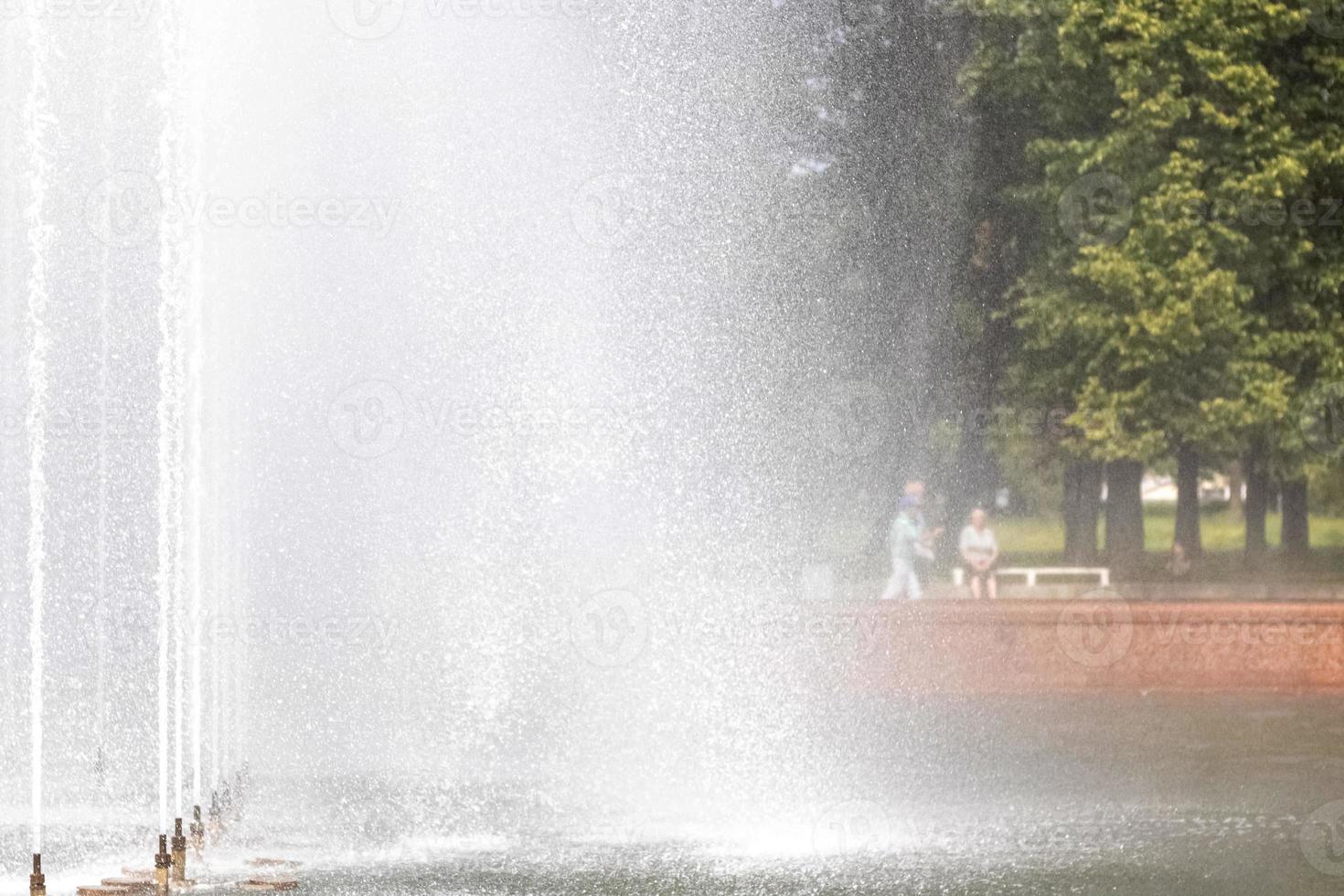 bakgrund av strålarna och stänk av fontänen i parken foto