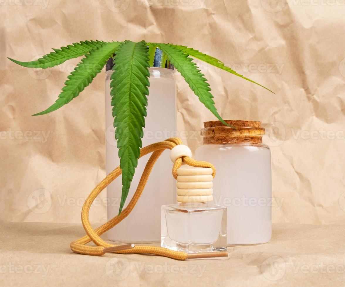 handgjord naturkosmetik med cbd-extrakt och grönt blad foto