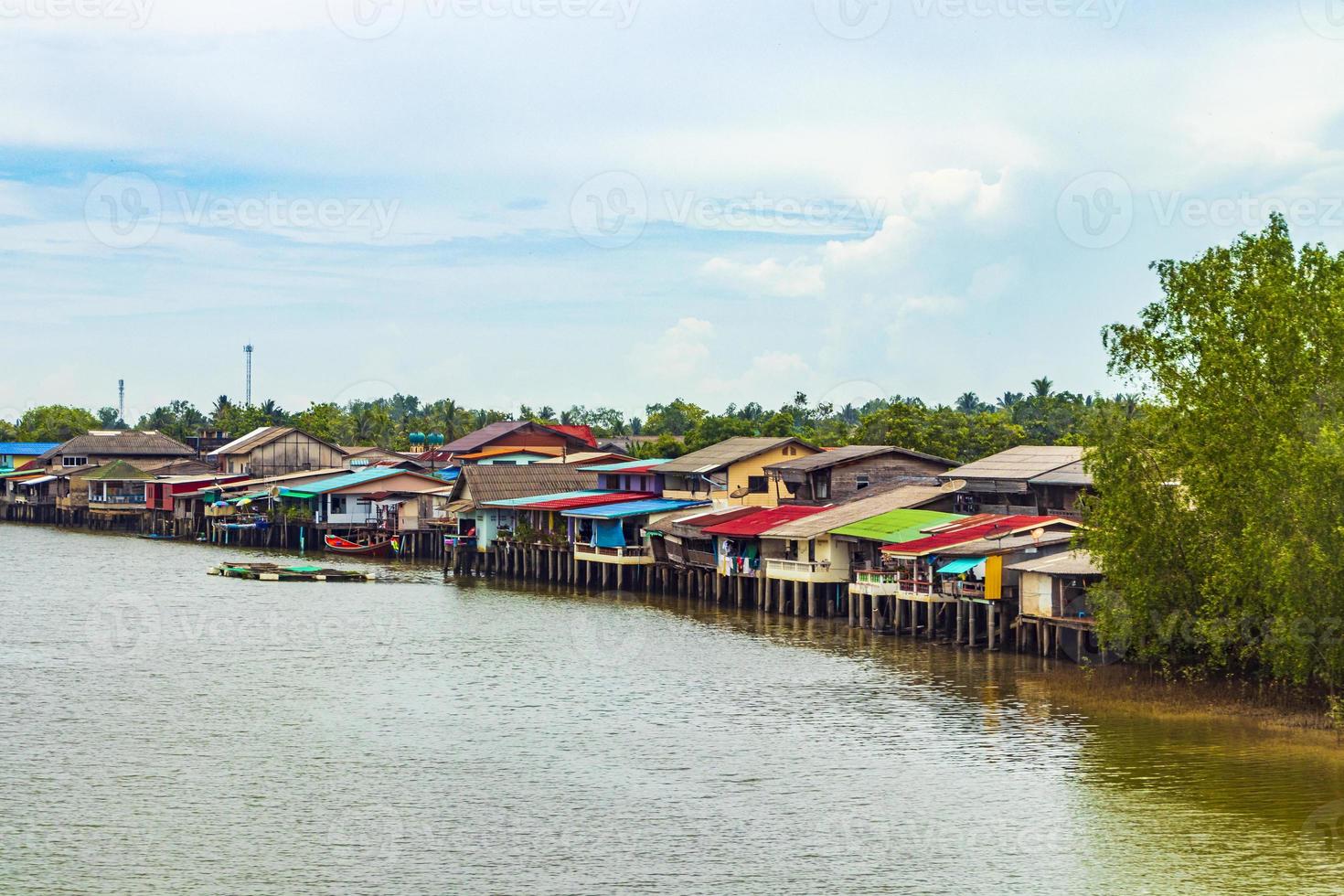 Don sak hus vid vattnet i Surat Thani, Thailand foto
