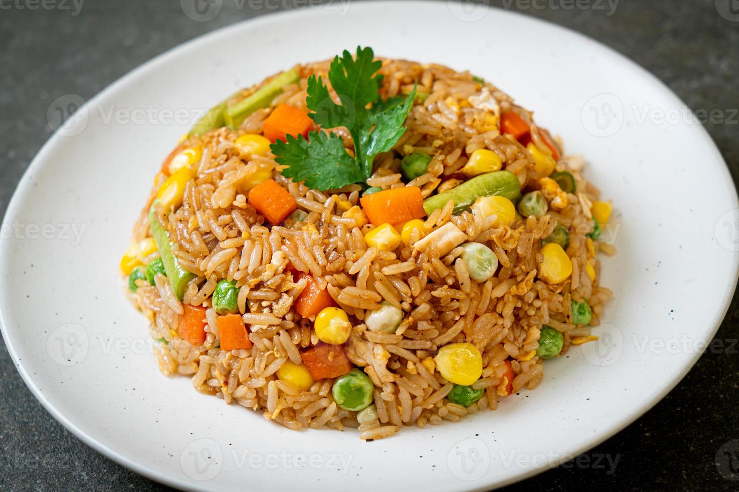 stekt ris med gröna ärtor, morötter och majs - vegetarisk och hälsosam matstil foto