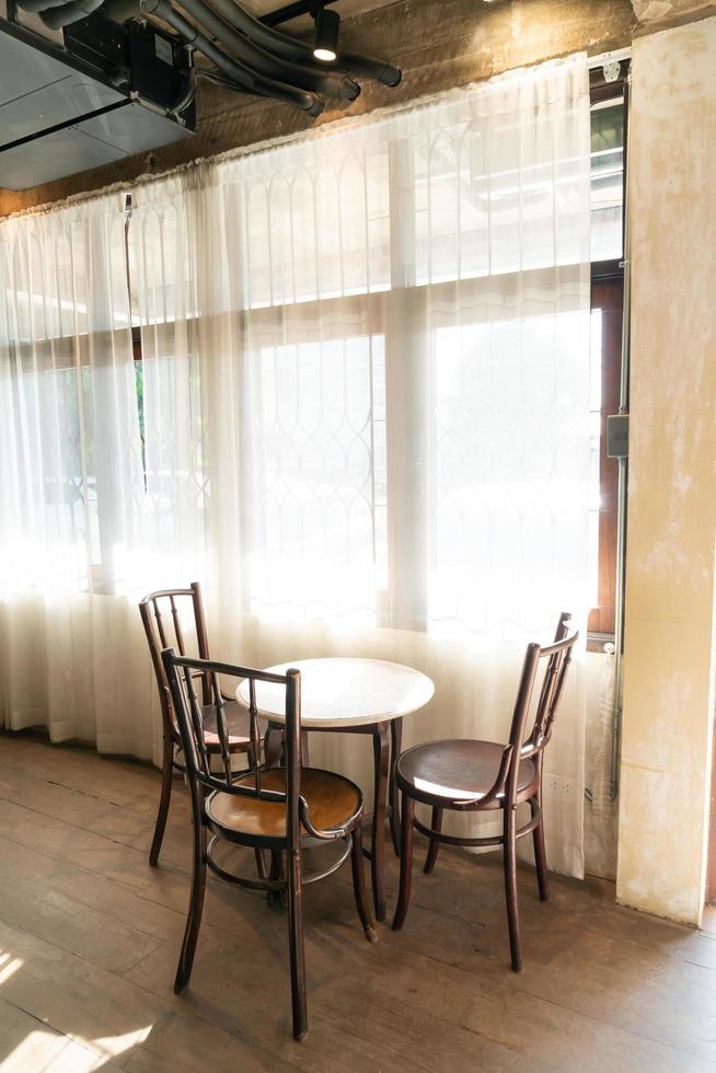 tomt bord och stol i kafé och restaurang foto