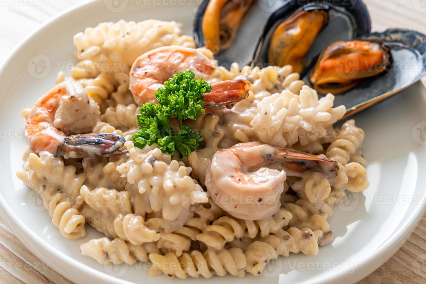 spiral pasta svamp grädde sås med skaldjur - italiensk matstil foto