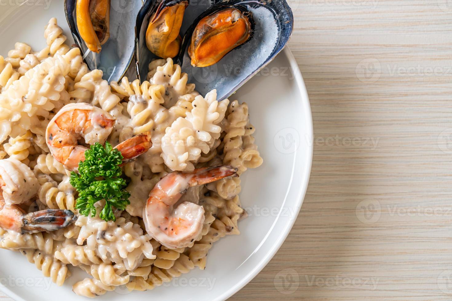 spiral pasta svamp grädde sås med skaldjur - italiensk matstil foto