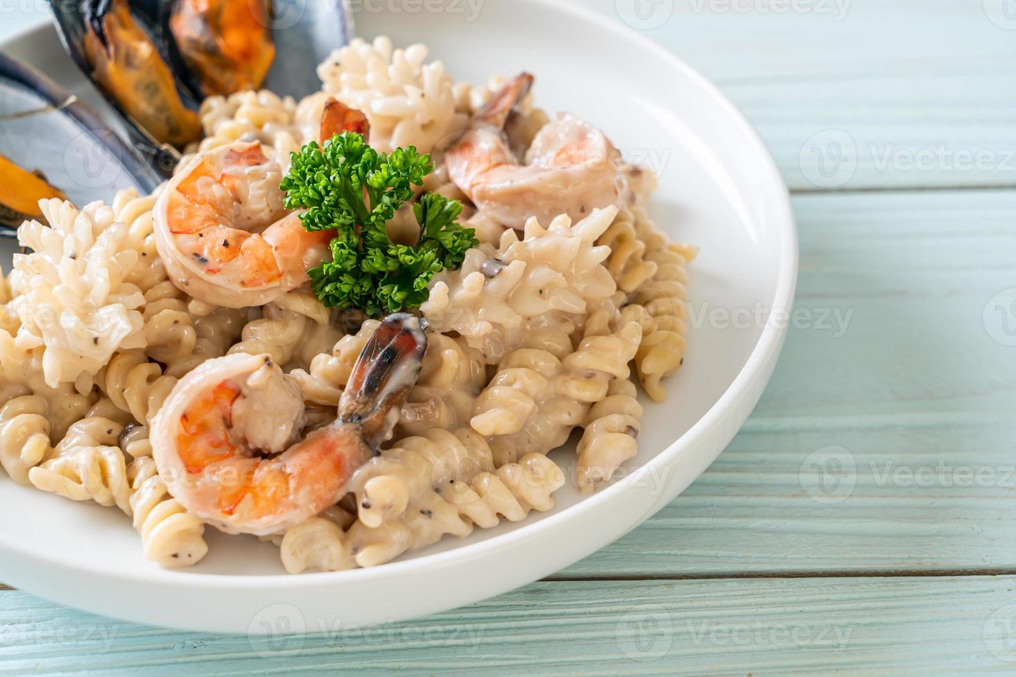 spiral pasta svamp grädde sås med skaldjur - italiensk matstil foto