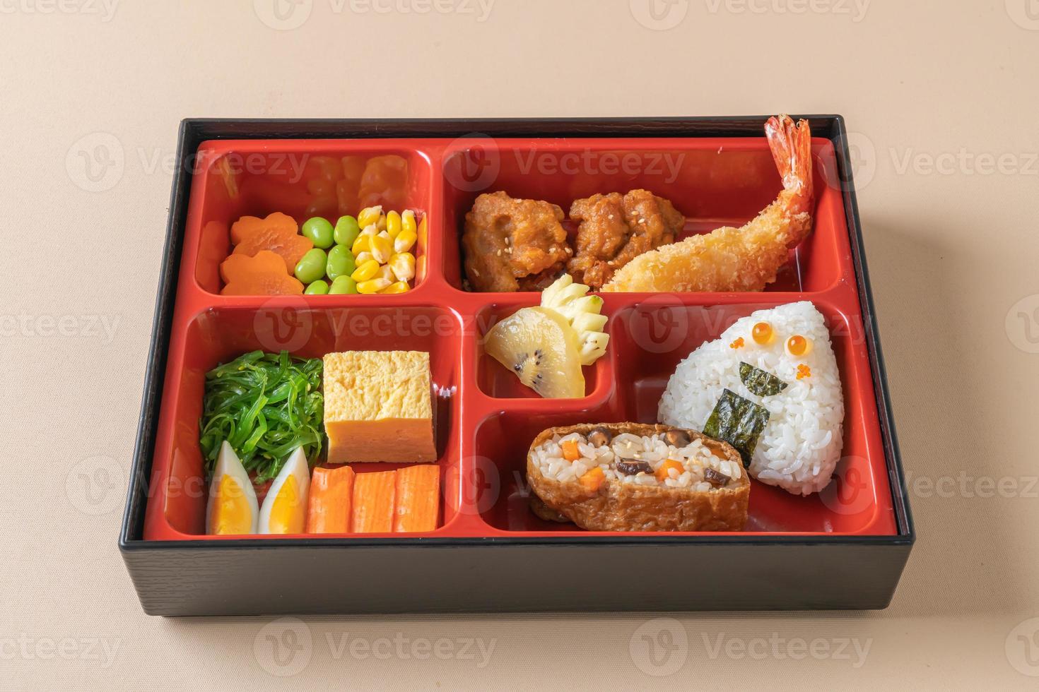 inari sushi ris insvept i torkad tofu med stekt räkor och stekt kyckling i bento set - japansk matstil foto