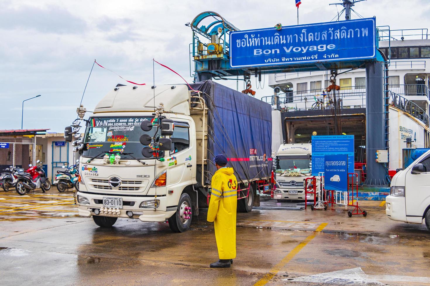 färgglad thailändsk lastbil lämnar färjan på Koh Samui, Thailand, 2018 foto