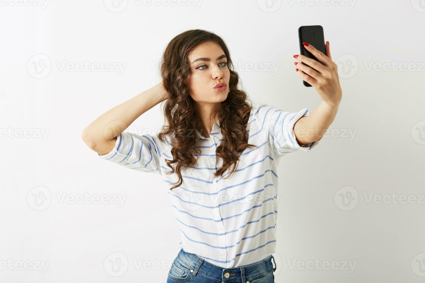 skön kvinna framställning selfie Foto på mobil telefon, leende, isolerad, blinkar,