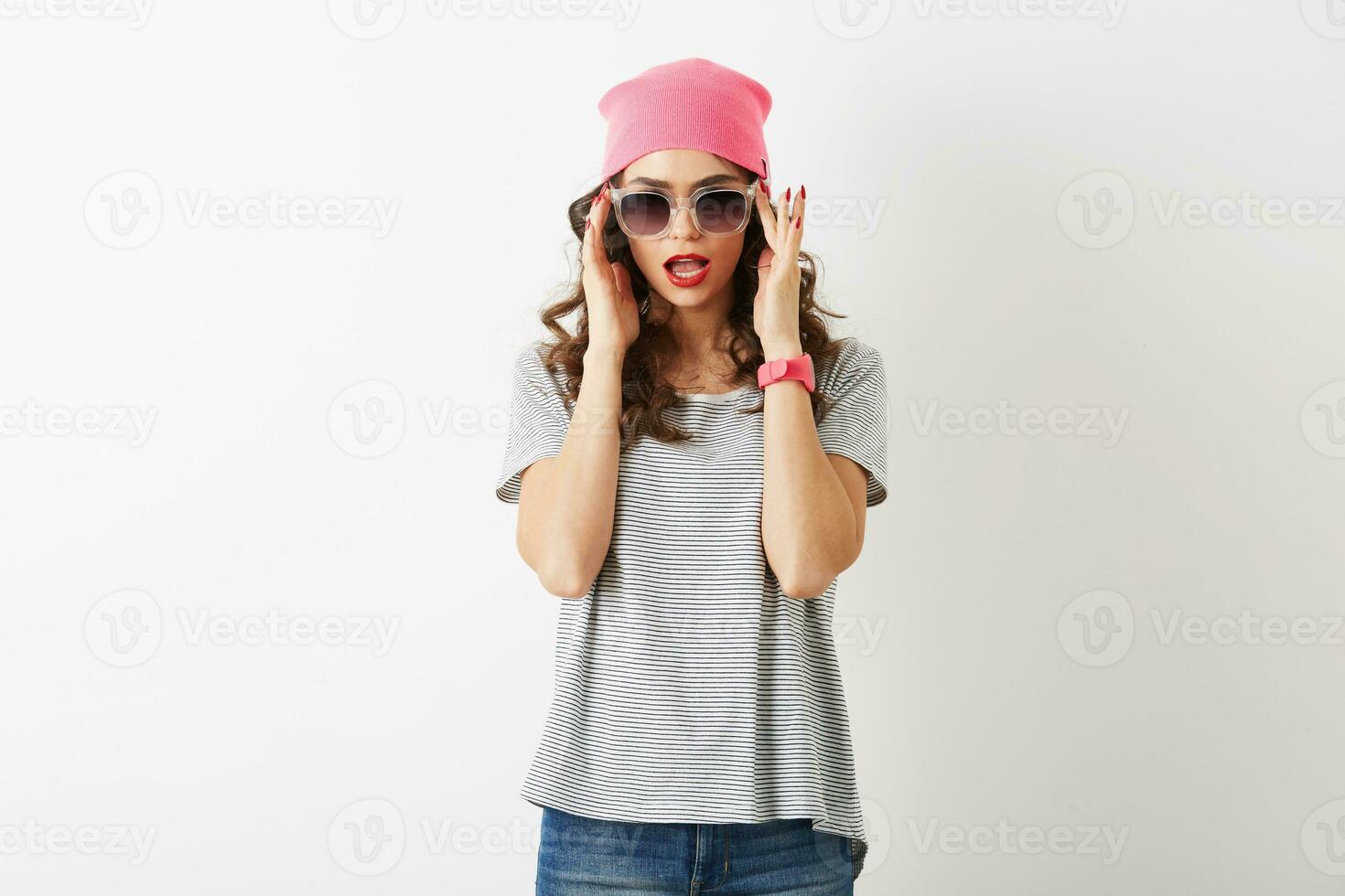 hipster överraskad Söt kvinna i rosa hatt, solglasögon, isolerat foto