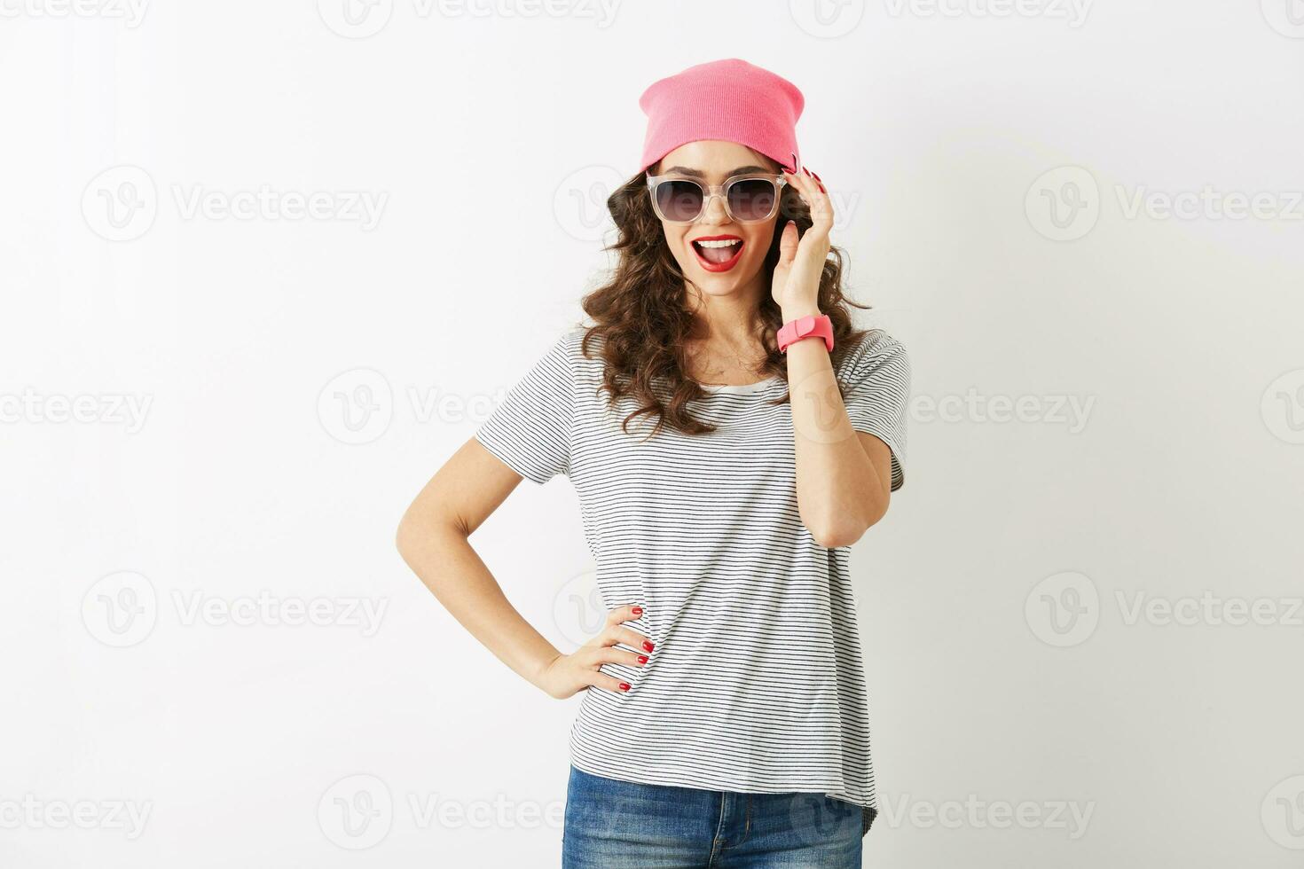 hipster Söt kvinna i rosa hatt, solglasögon, leende, isolerat, vit tänder, röd mun, lockigt hår, bär t-shirt foto