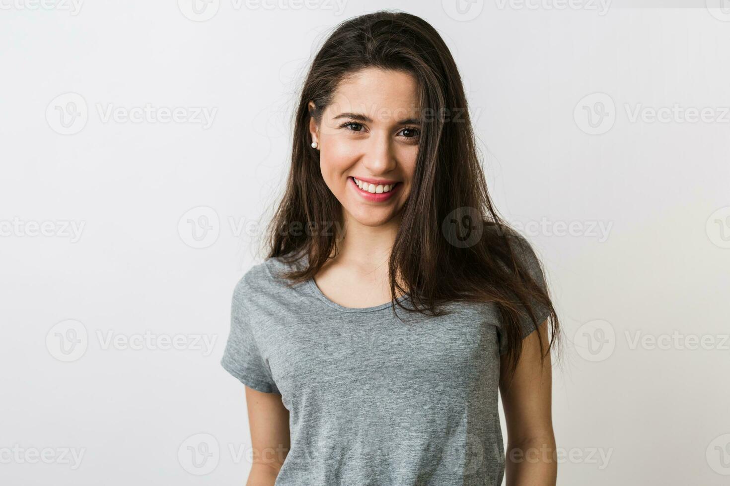 porträtt av eleganta ung Söt kvinna leende i grå t-shirt på vit studio bakgrund, isolerat, naturlig se, lång brun hår, uppriktig leende foto