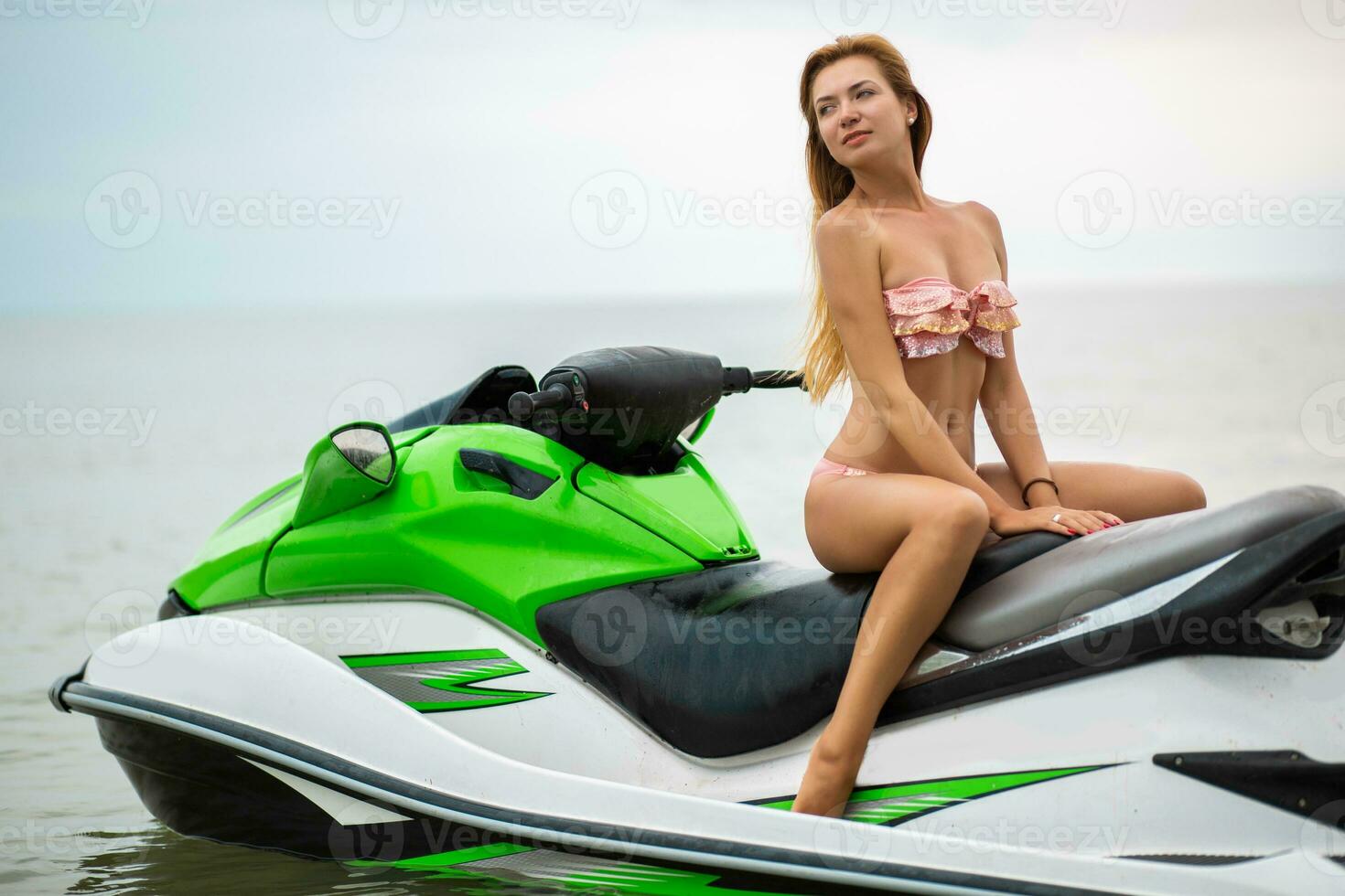 sexig kvinna i bikini på vatten skoter i hav sommar stil foto