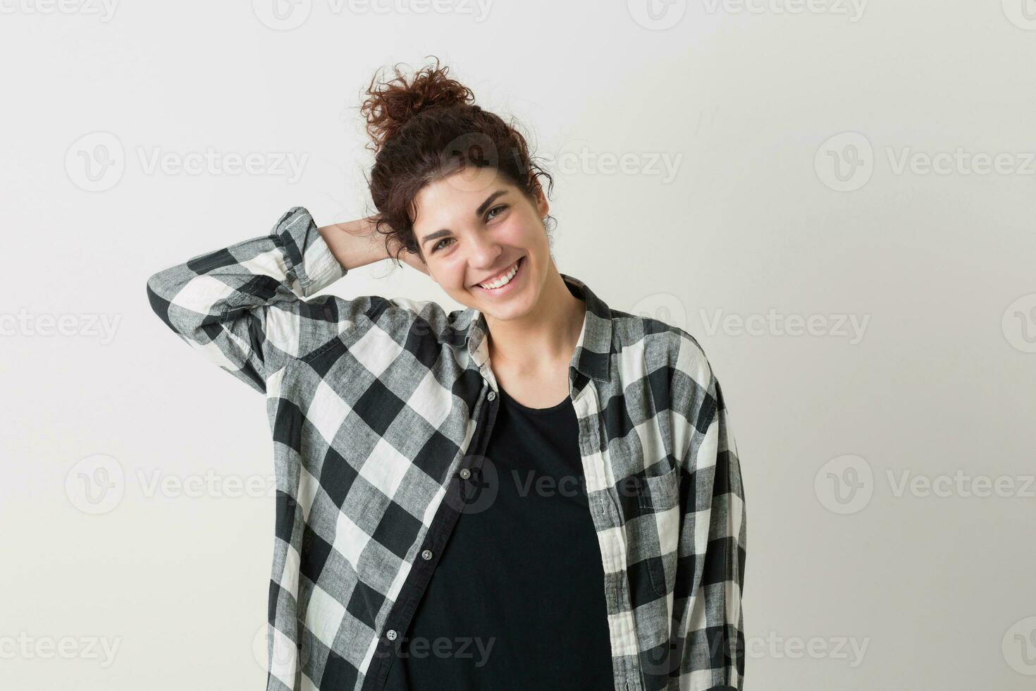 porträtt av ung hipster Söt kvinna i rutig skjorta foto
