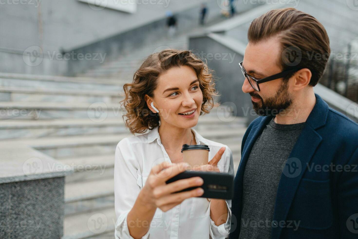 man och kvinna företag partners arbetssätt tillsammans foto
