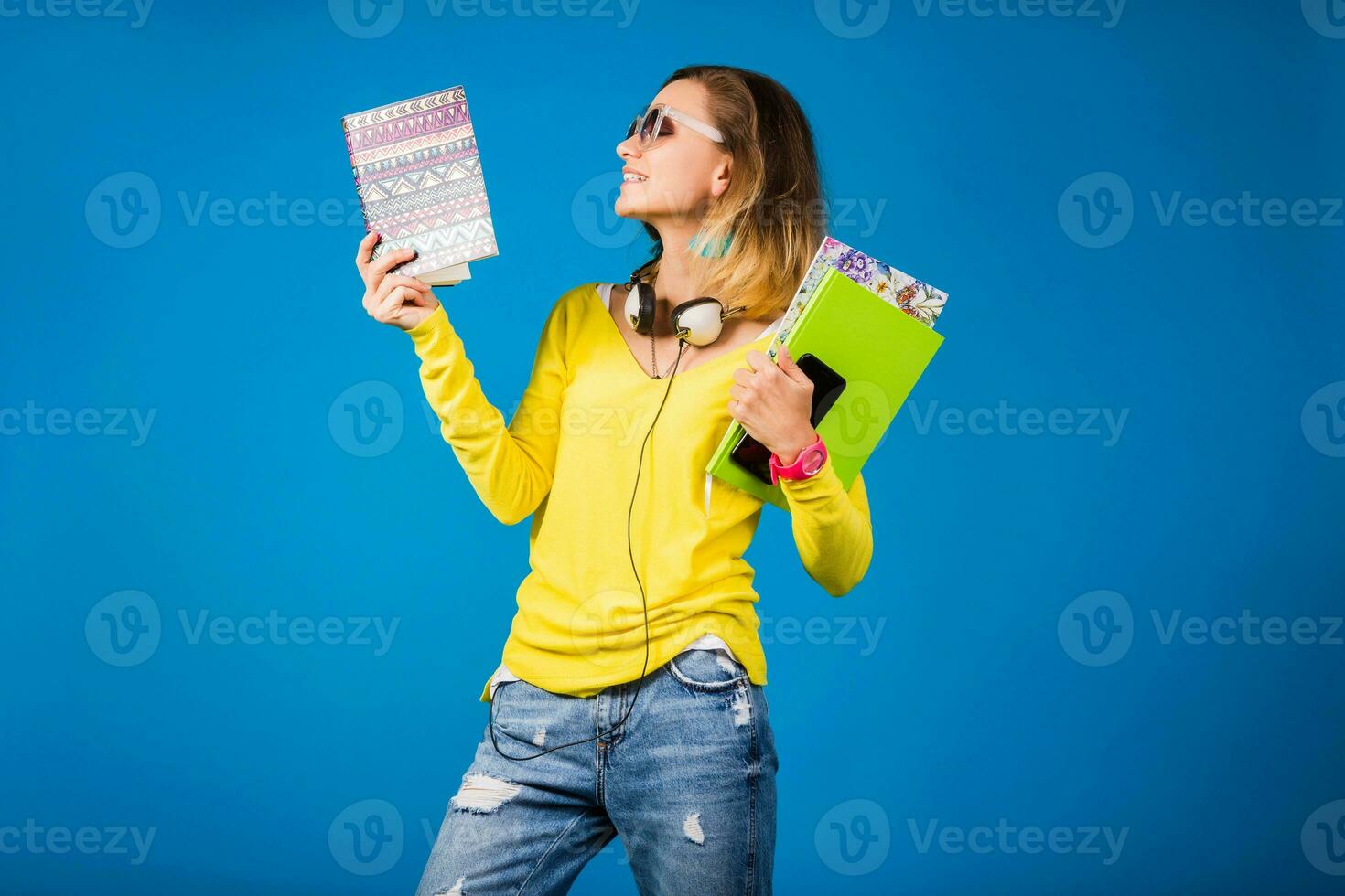ung eleganta attraktiv kvinna i gul blus foto
