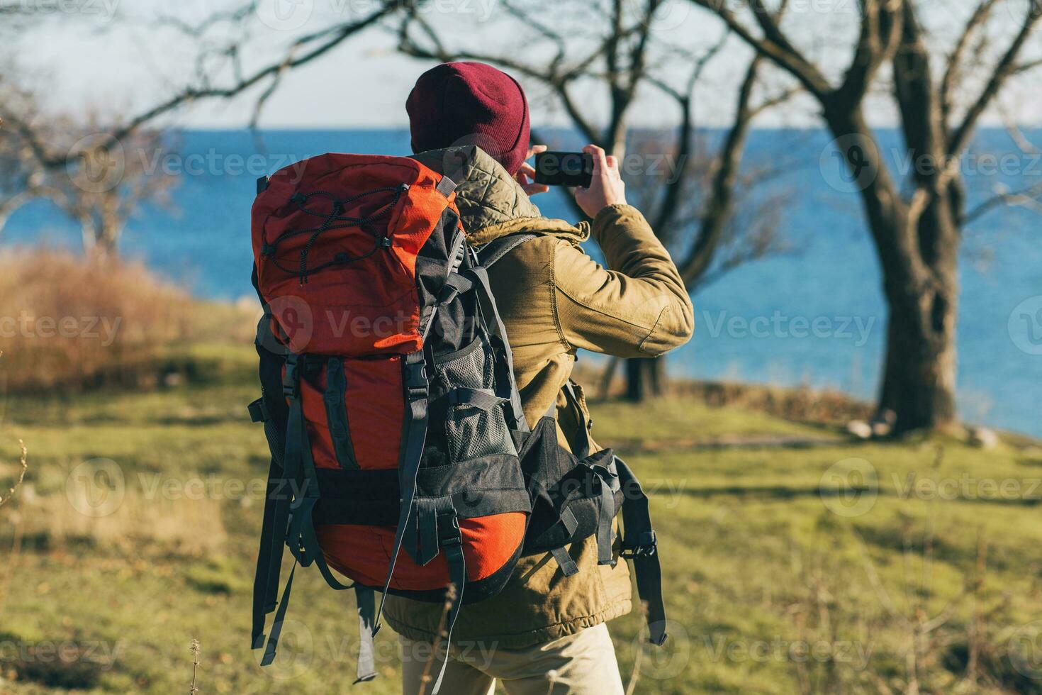 ung hipster man reser med ryggsäck i kall säsong foto