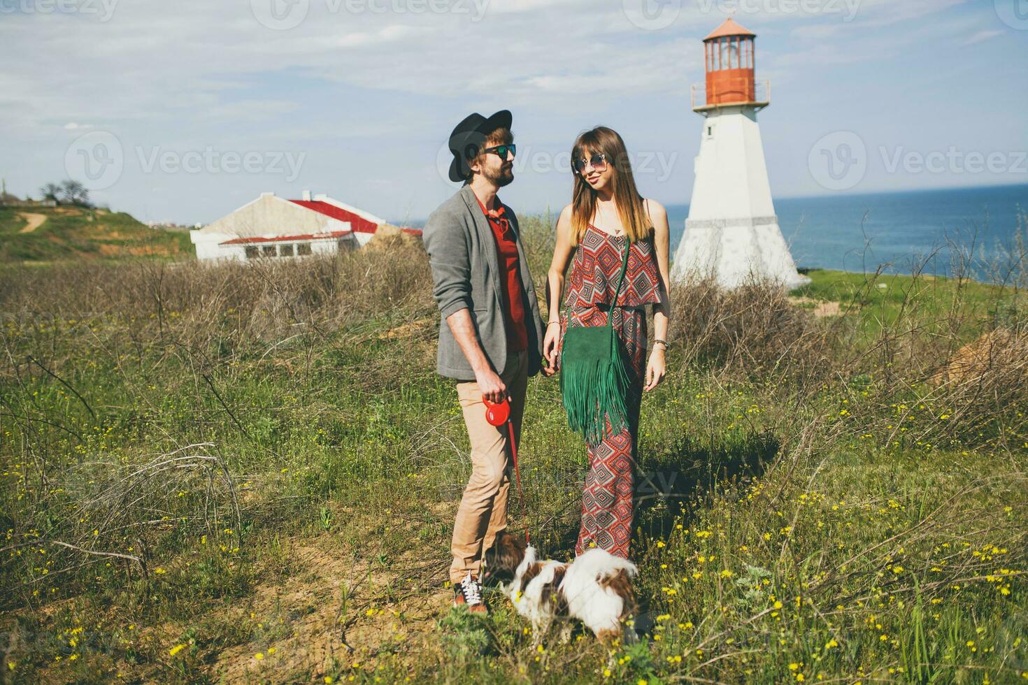 ung eleganta hipster par i kärlek gående med hund i landsbygden foto