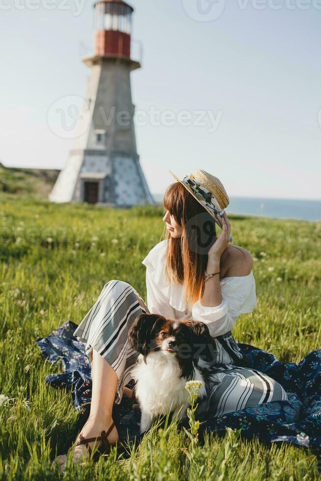 Söt eleganta kvinna i landsbygden, innehav en hund foto