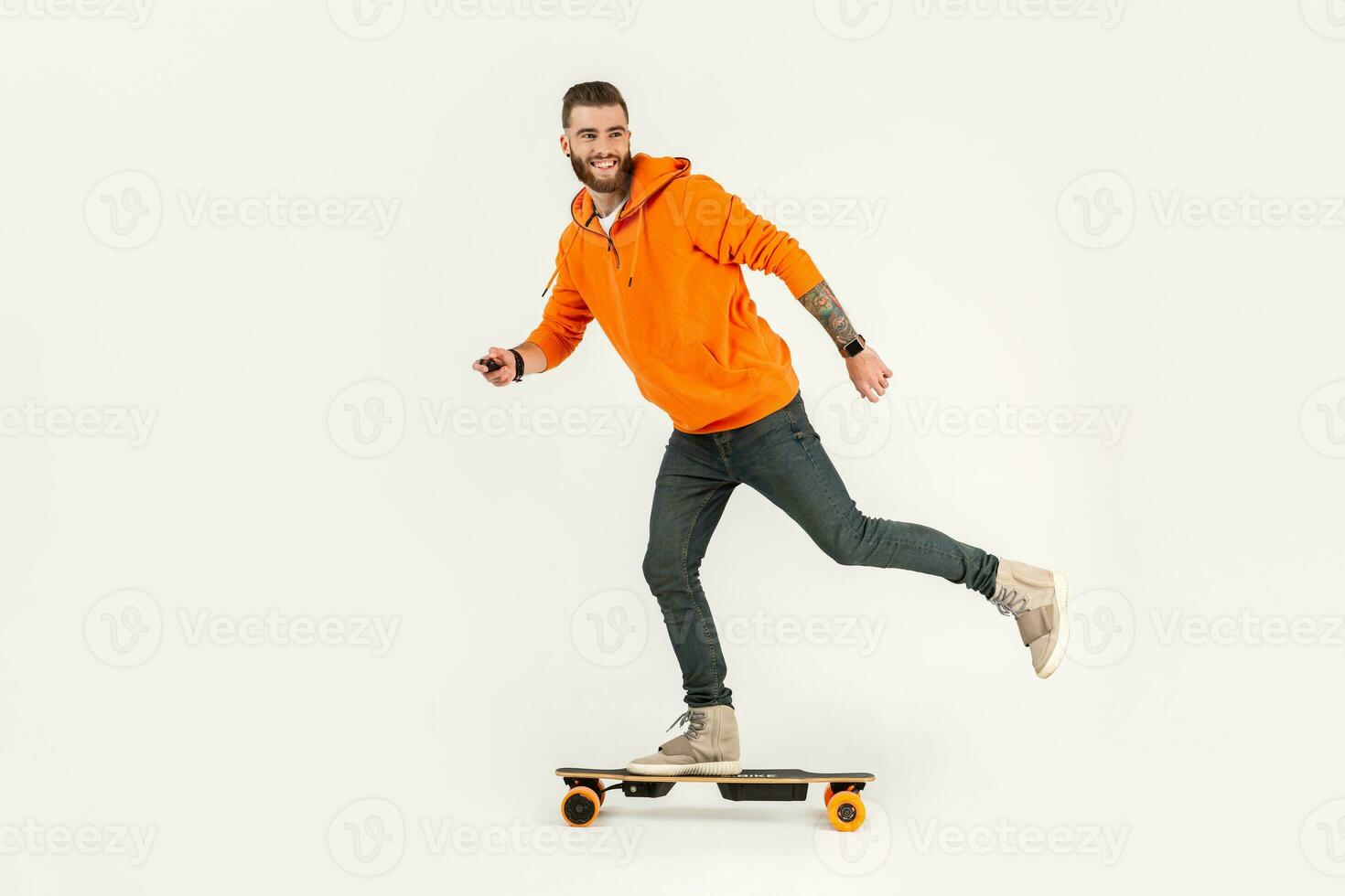 ung hipster stil man skateboard på elektrisk skateboard foto