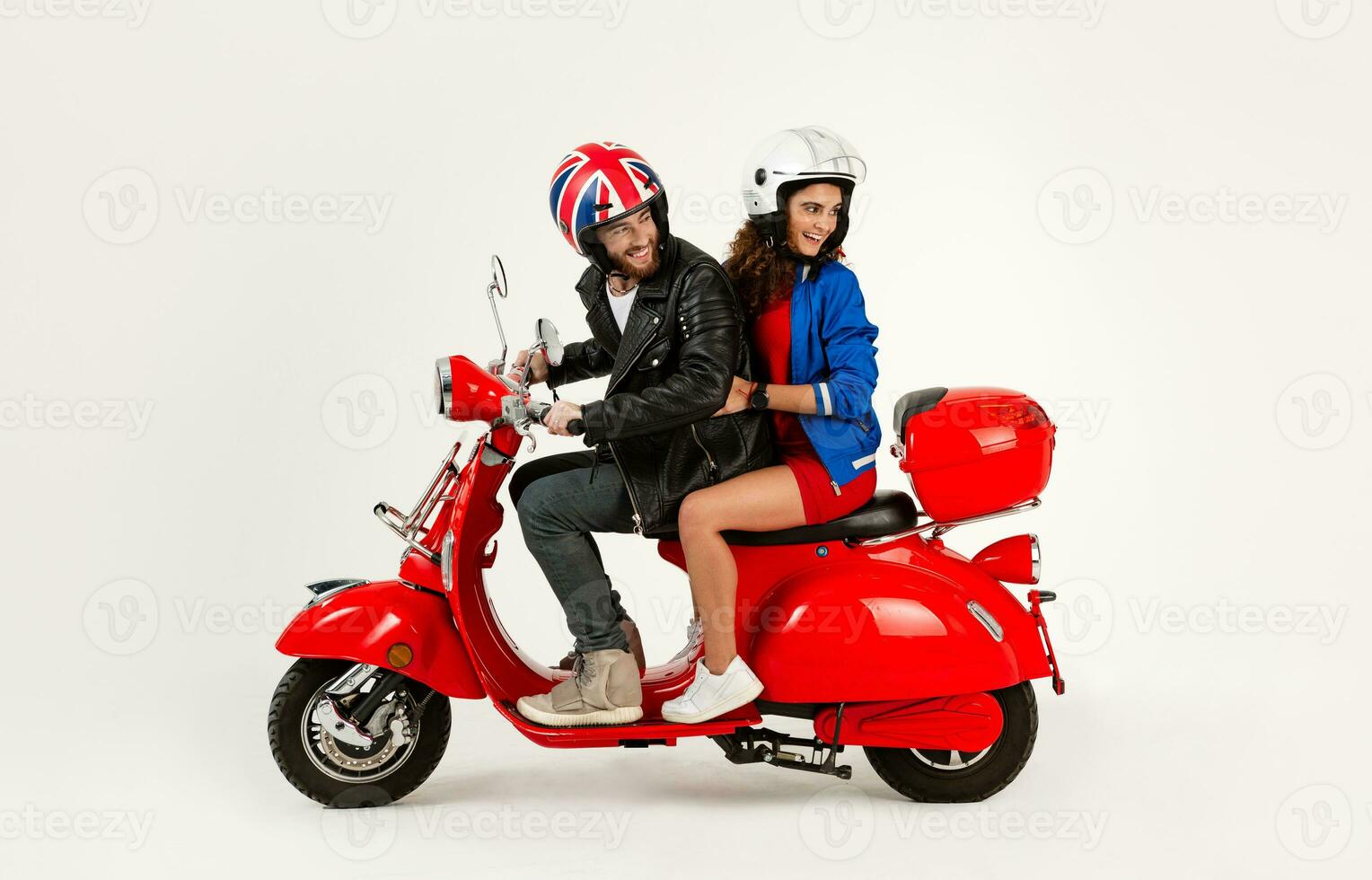 ung attraktiv par ridning ett elektrisk motorcykel skoter Lycklig har roligt tillsammans foto