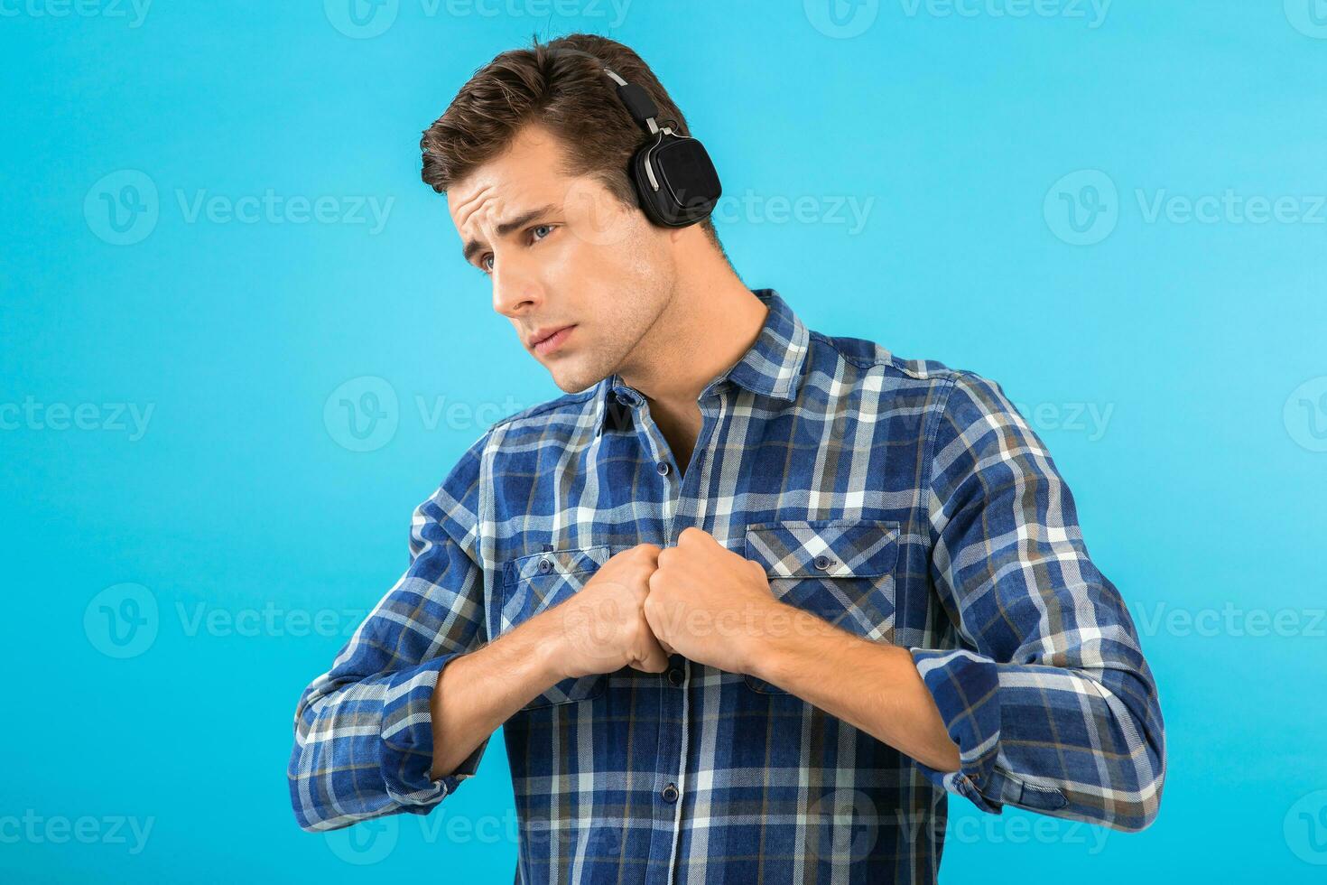 eleganta ung man lyssnande till musik på trådlös hörlurar foto