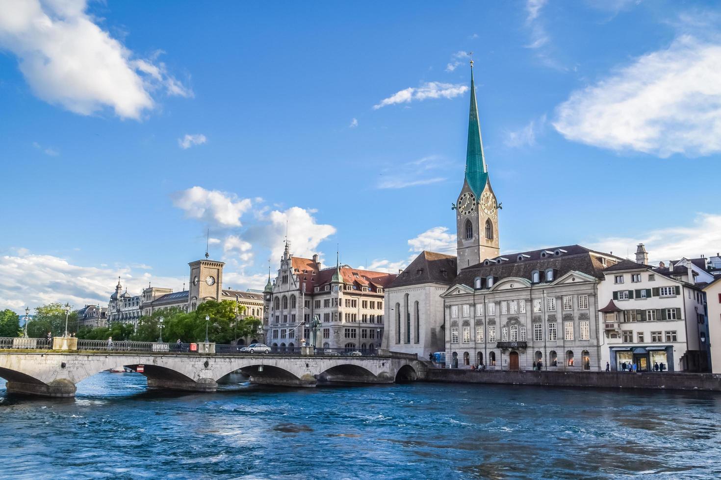 en sikt över limagofloden och de historiska byggnaderna på morgonen i zurich, schweiz den 17 juni 2016 foto