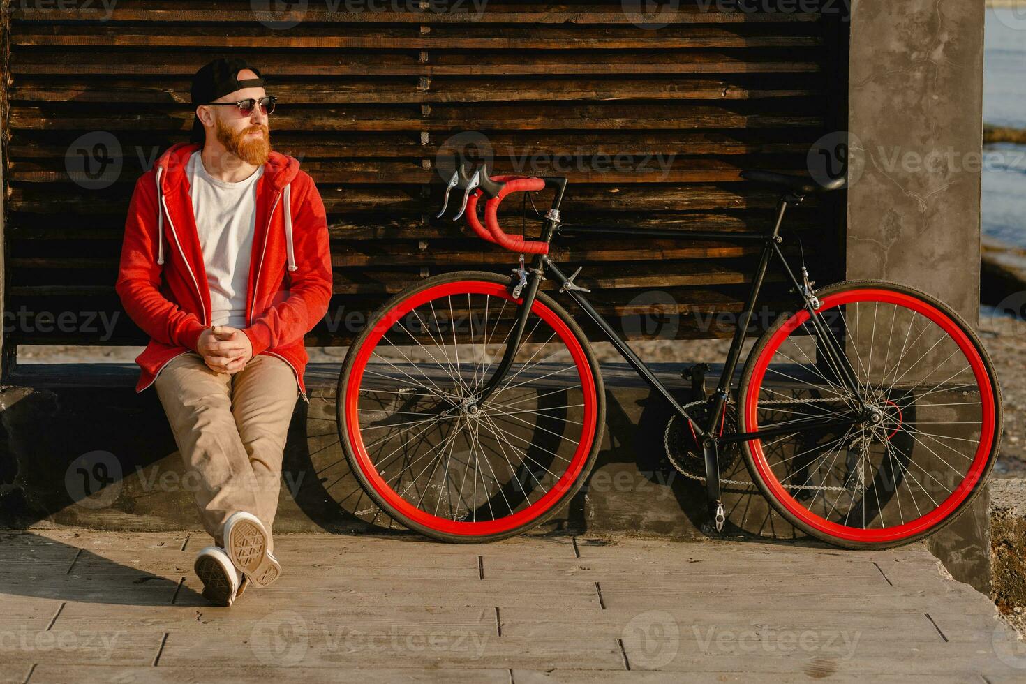 stilig skäggig man reser med cykel i morgon- foto