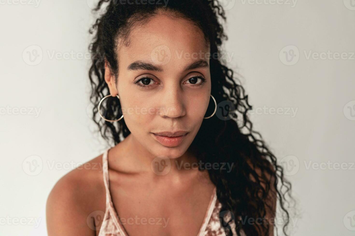 attraktiv svart afrikansk amerikan kvinna i eleganta utrusta på vit bakgrund foto