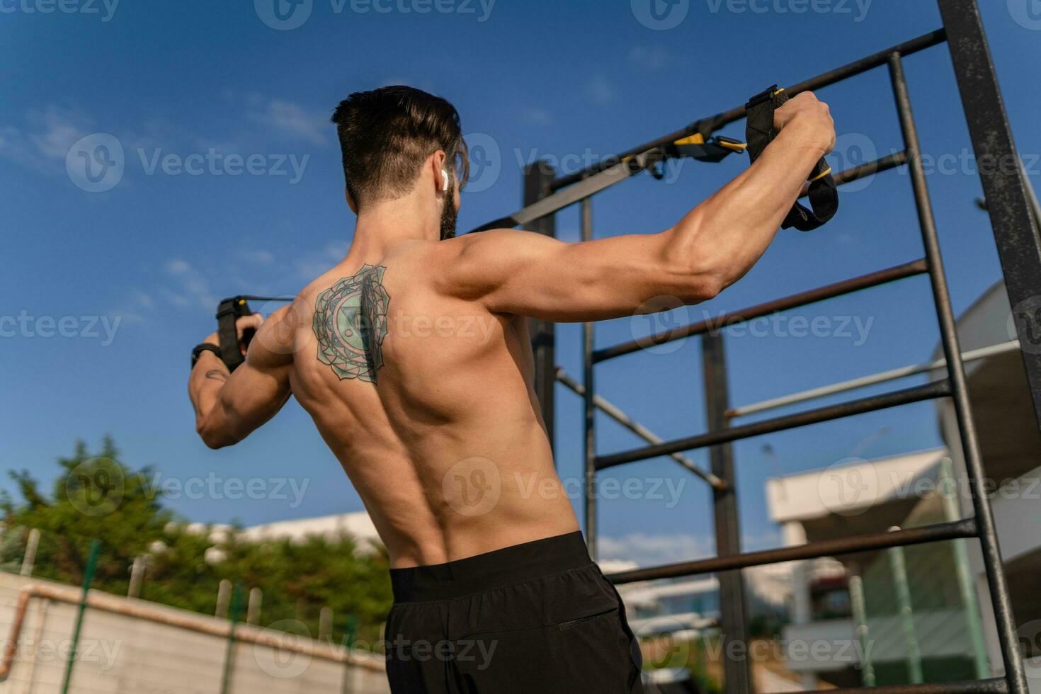 attraktiv hansome man bar överkropp med atletisk stark kropp på morgon- kondition träna övning foto
