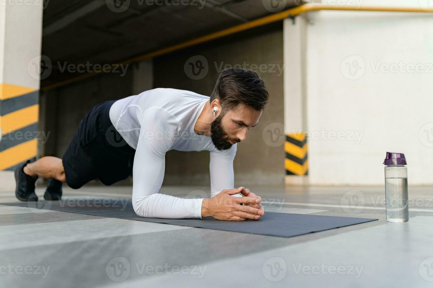 atletisk stark hansome man på morgon- kondition träna övning foto