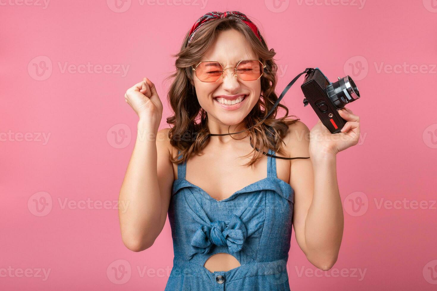 attraktiv leende Lycklig kvinna Framställ med årgång Foto kamera