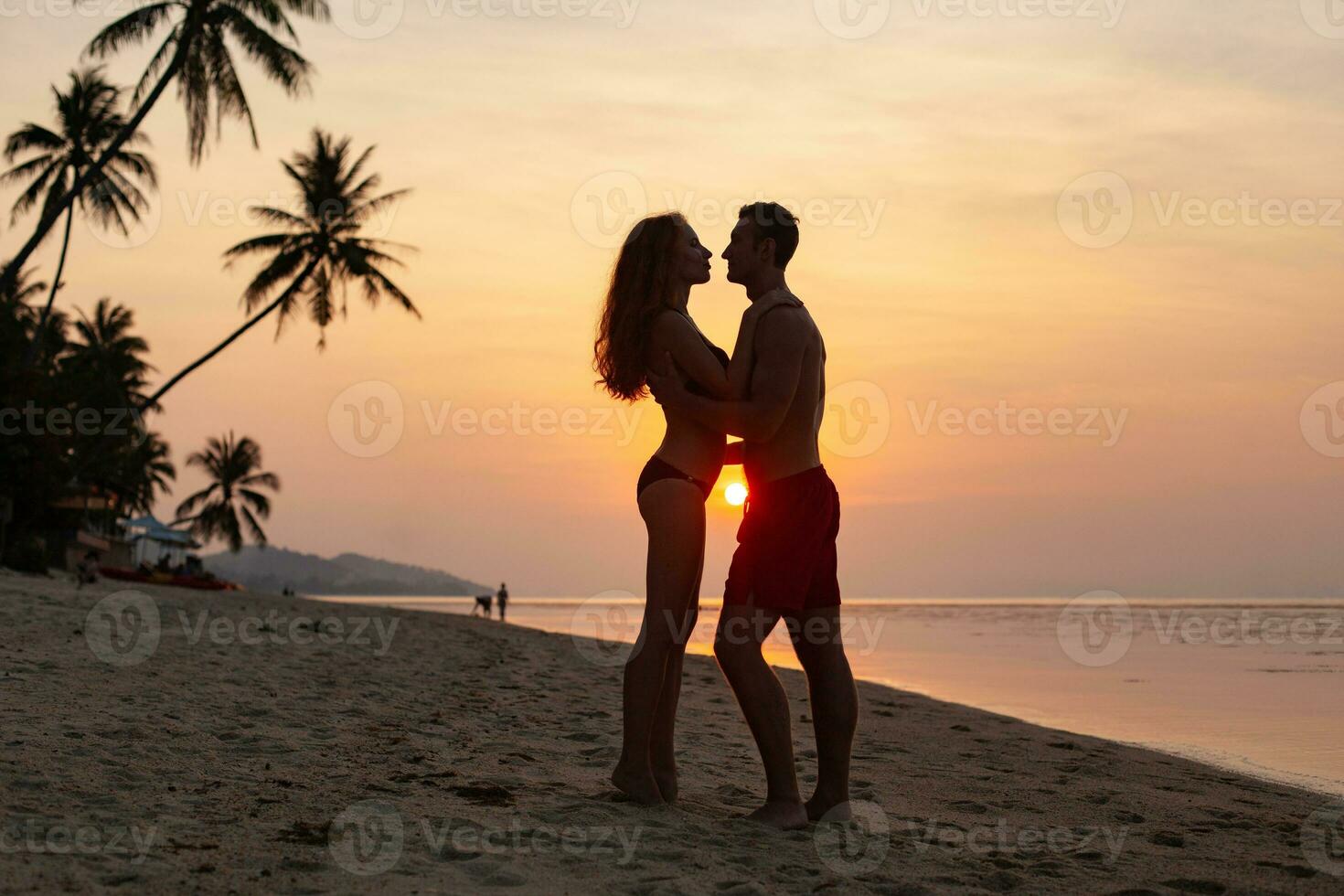 ung sexig romantisk par i kärlek Lycklig på sommar strand tillsammans har roligt bär simma kostymer foto