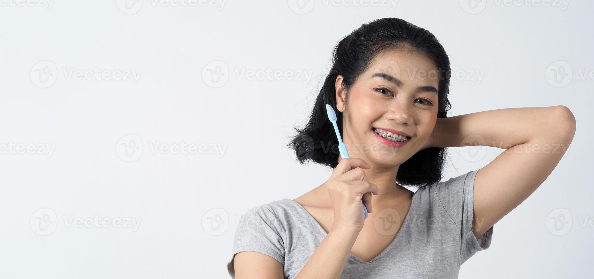 tandställning av tonårig asiatisk kvinna som bär tandställningar och kontaktlinser foto