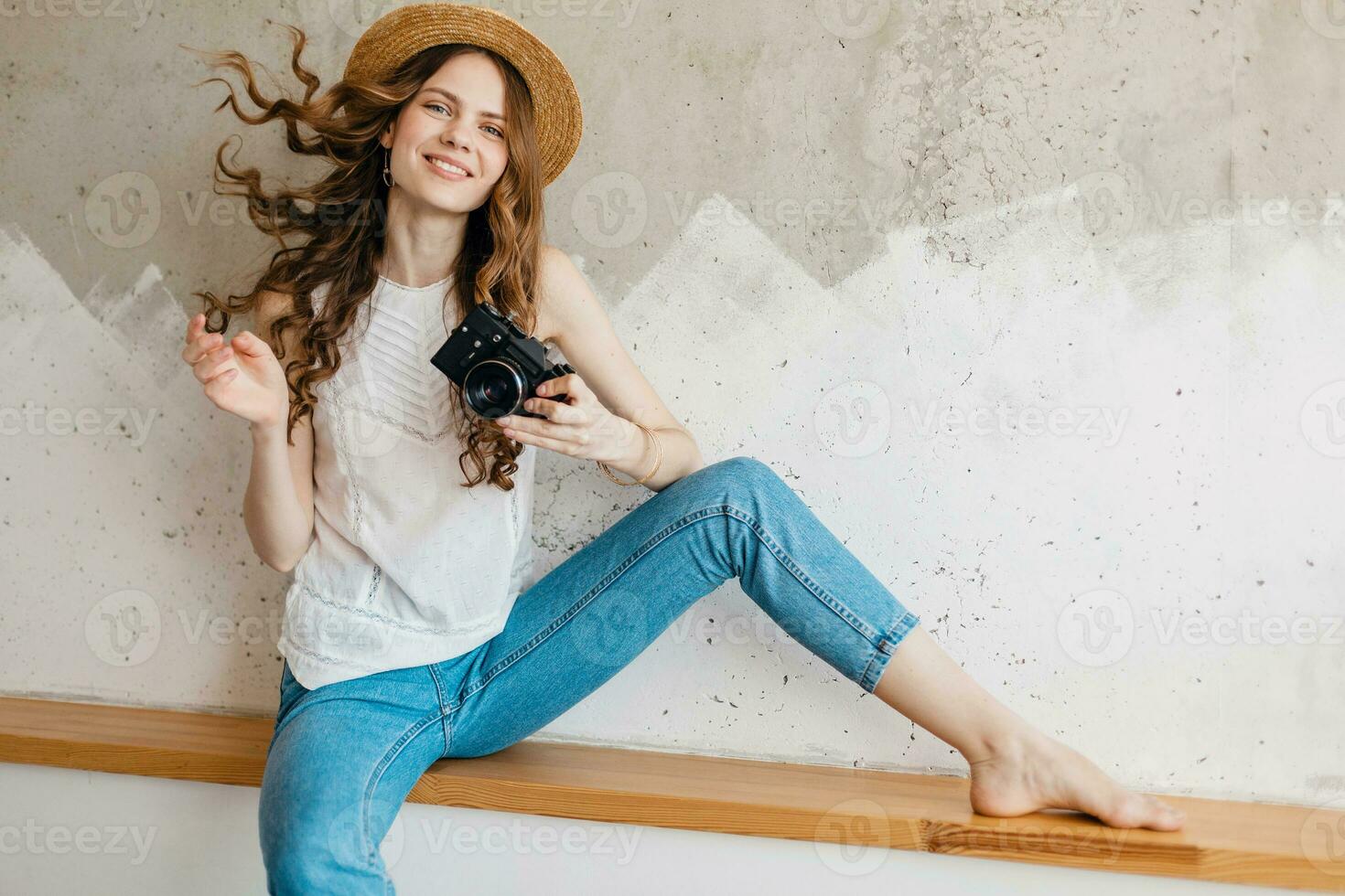 ung Söt leende Lycklig kvinna bär blå denim jeans och vit skjorta foto