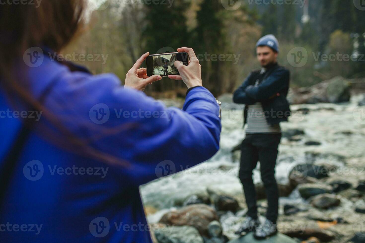 ung hipster par i kärlek på vinter- semester i bergen foto