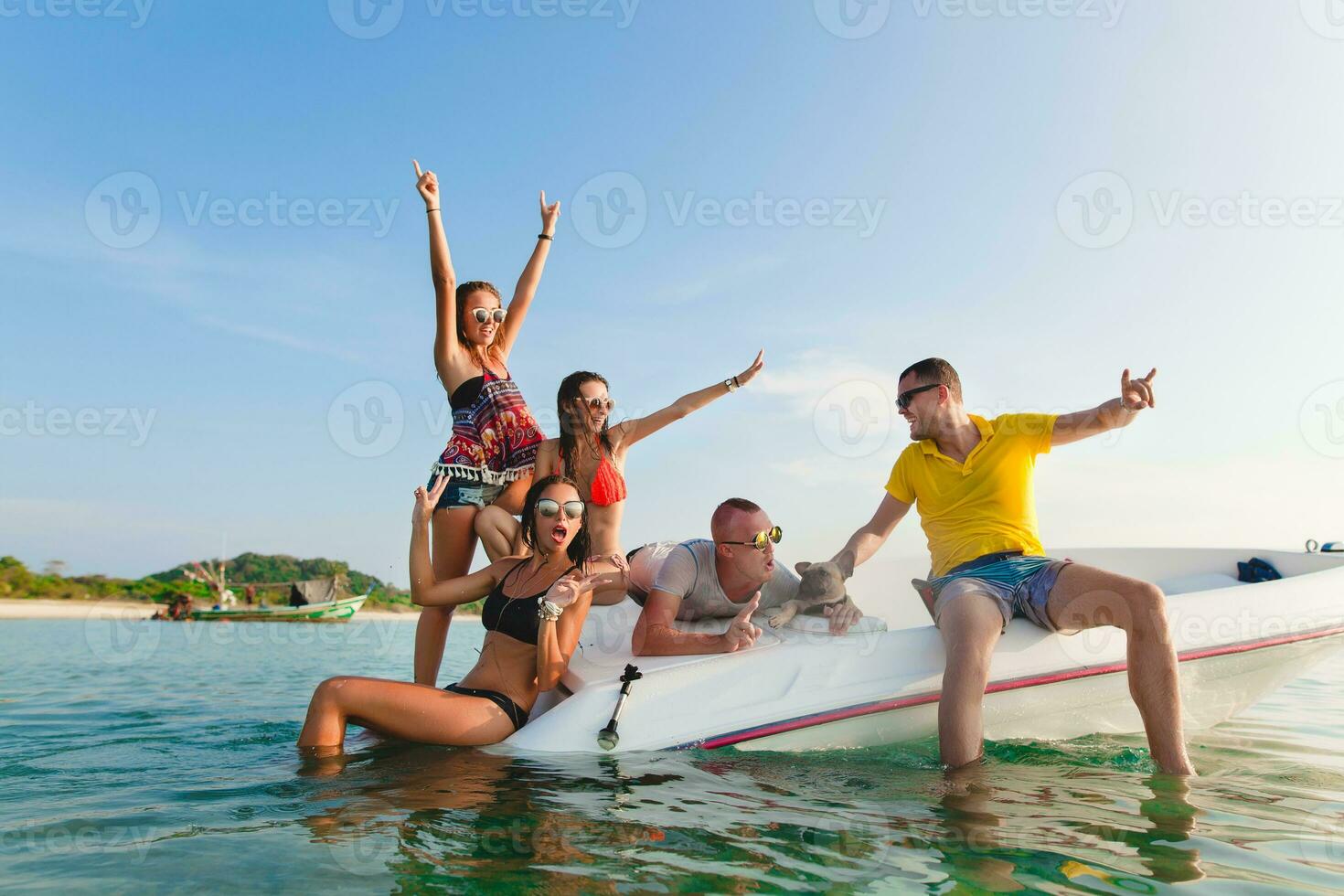 Lycklig företag av vänner på sommar semester foto