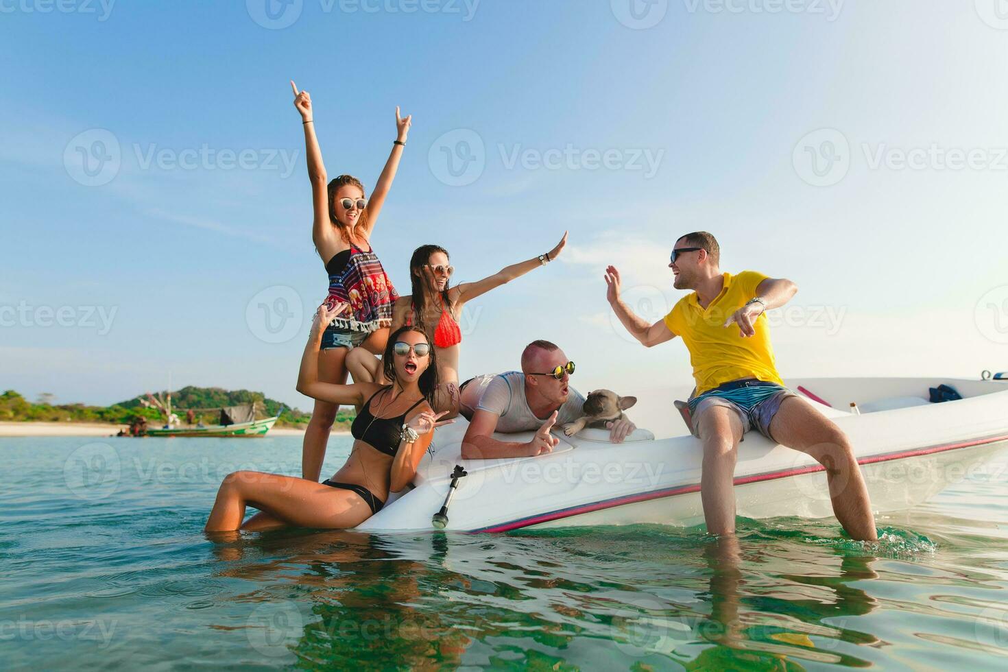 Lycklig företag av vänner på sommar semester foto