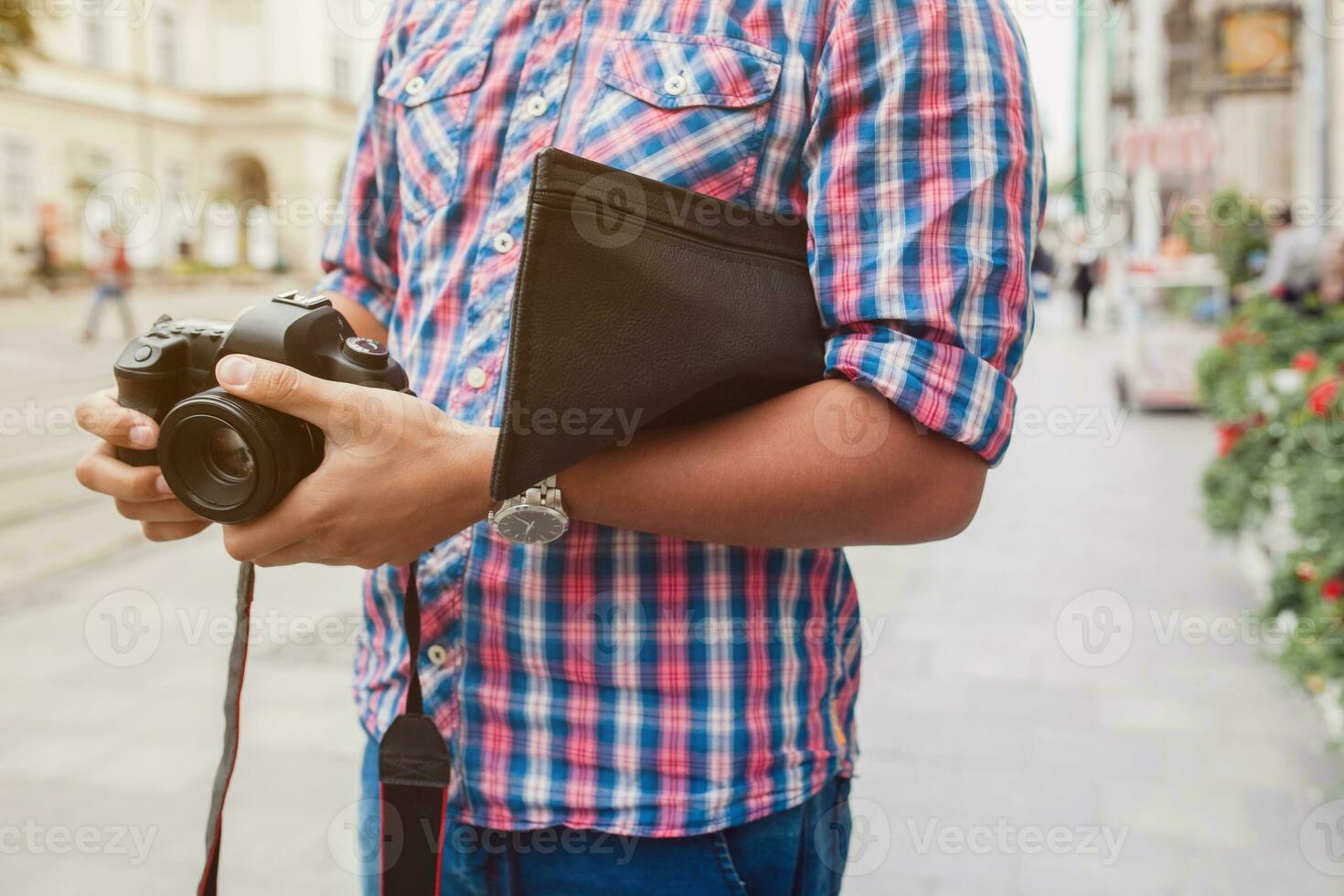 ung stilig hipster man gående med Foto kamera