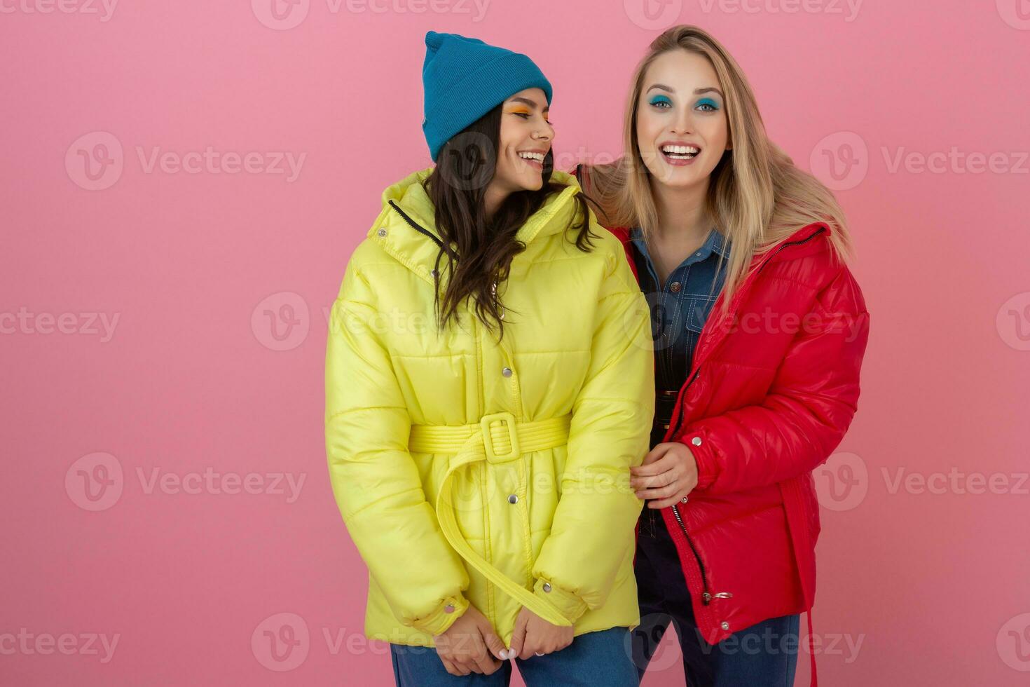 Söt kvinnor vänner i färgrik täcka foto