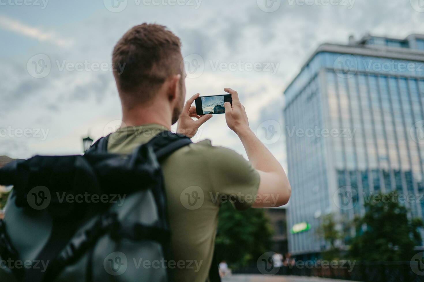 stilig hipster man gående i gata foto