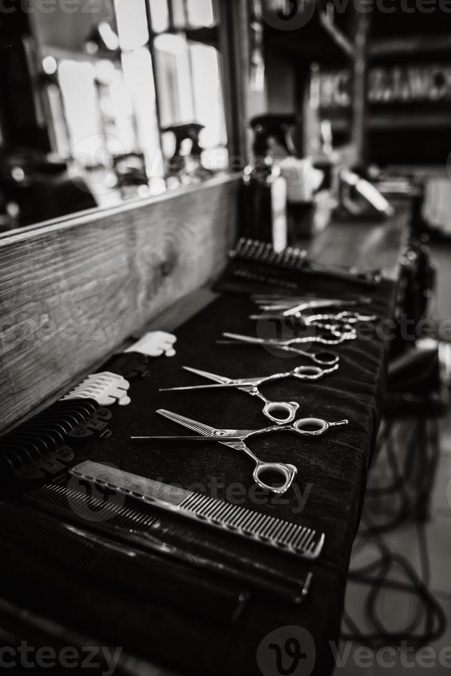 verktygen för en barberare på skrivbordet foto