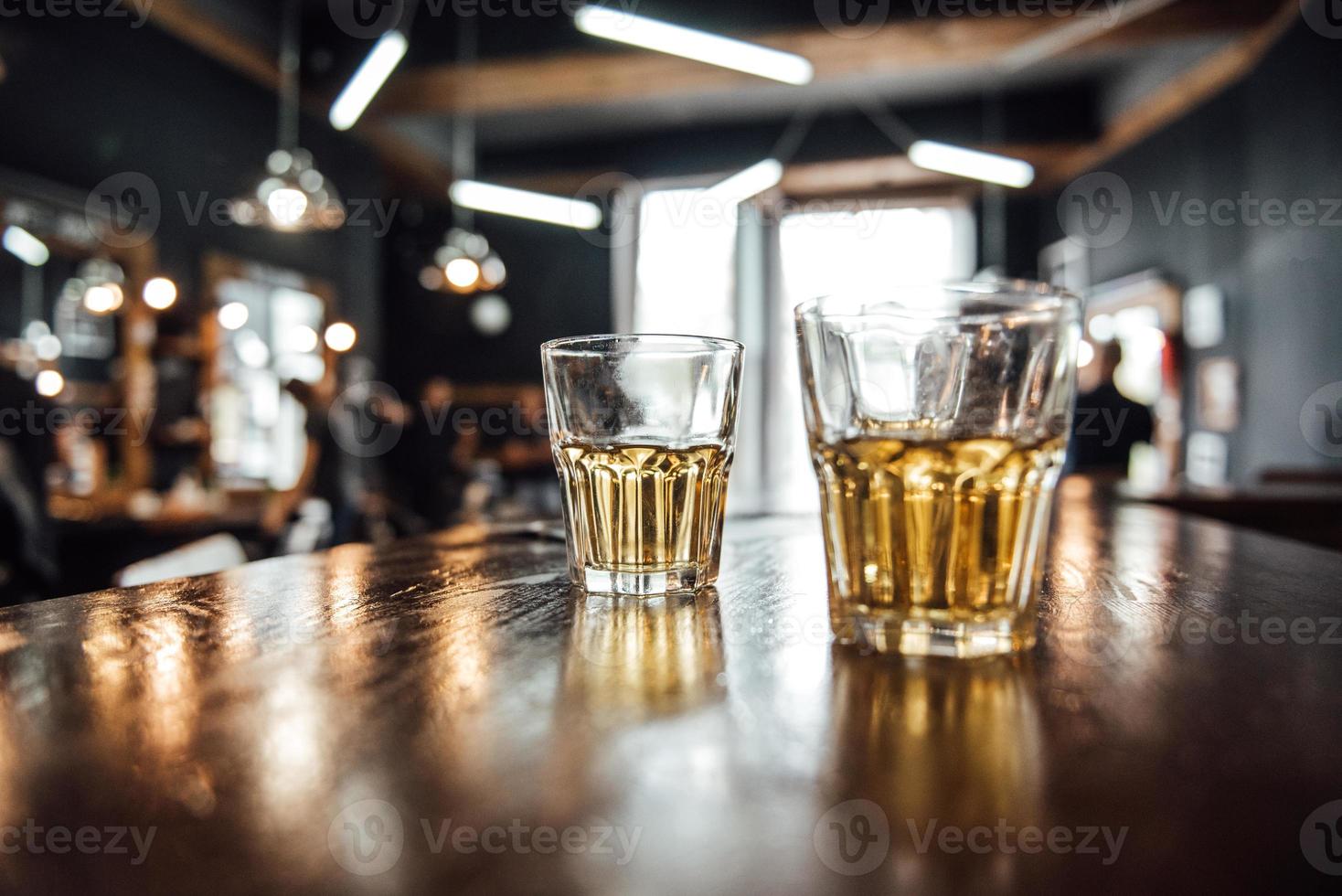 glas whisky på bordet foto