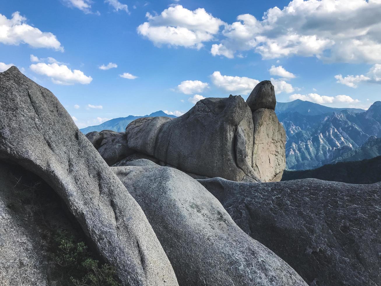 stora stenar vid Seoraksan nationalpark, Sydkorea foto