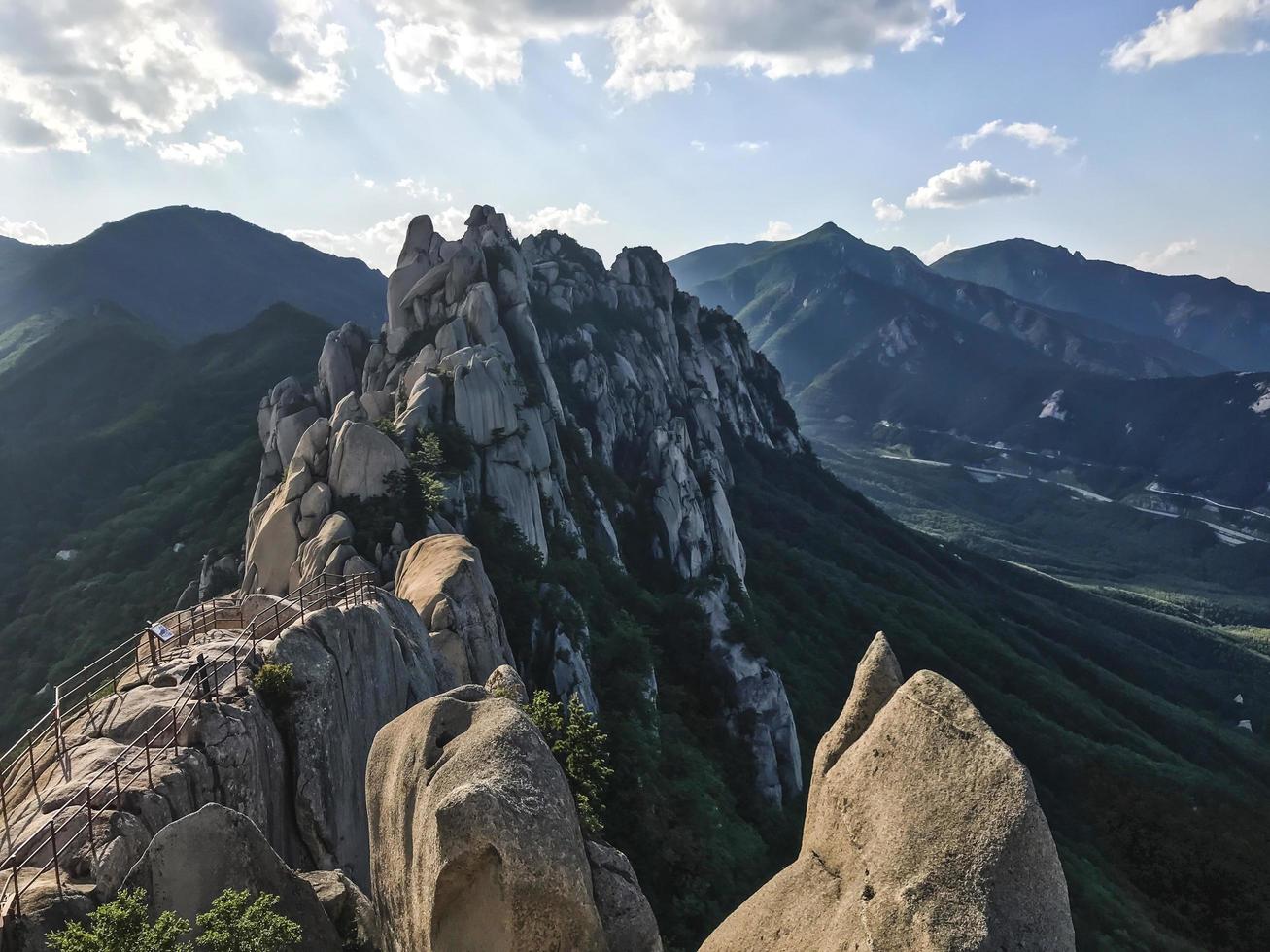 ulsanbawi vaggar i Seoraksan nationalpark. Sydkorea foto