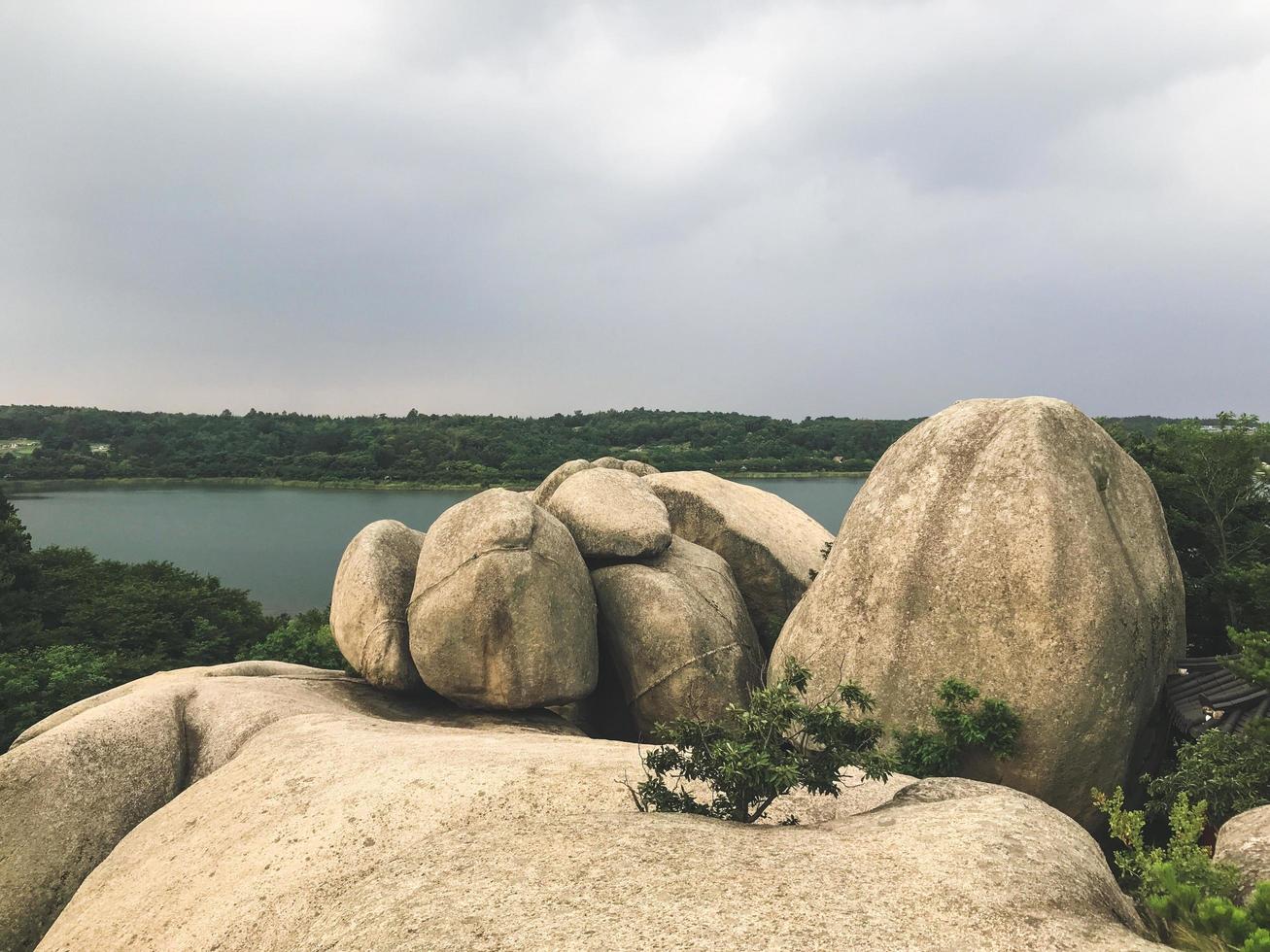 stora stenar i parken i sokcho city, Sydkorea foto